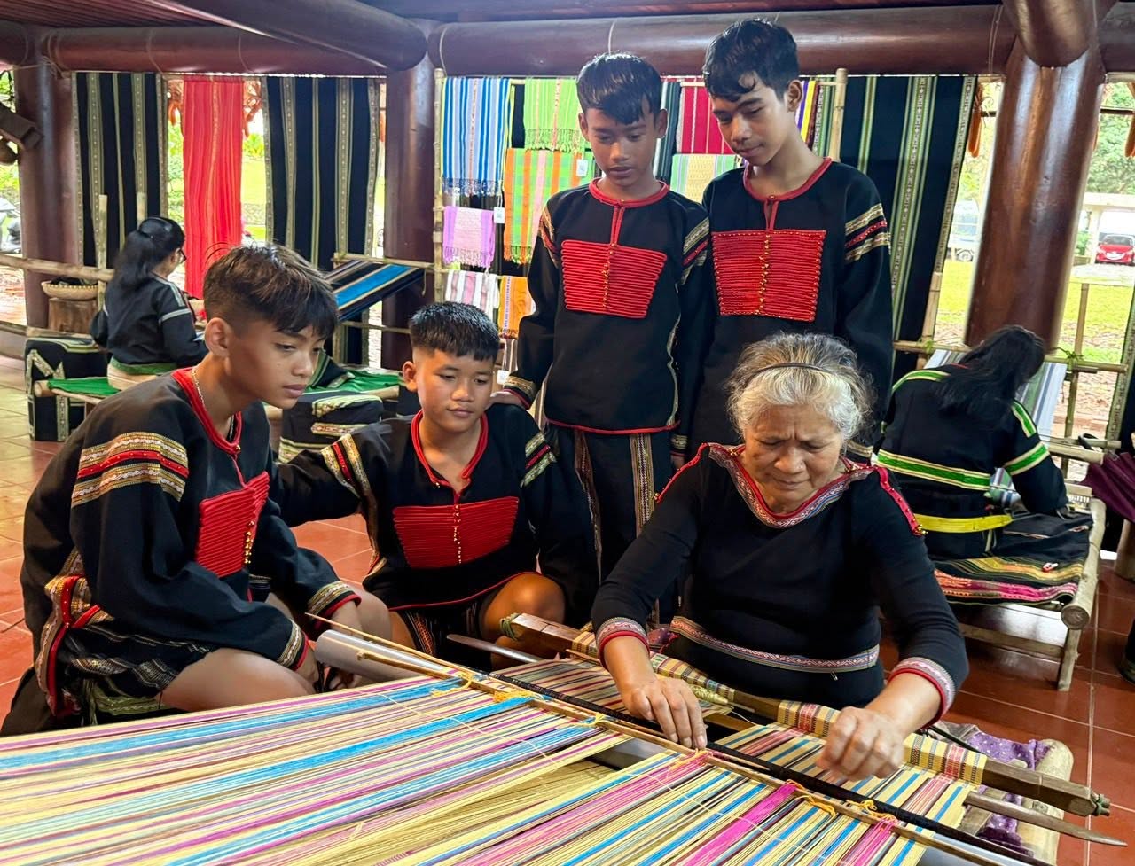5 NÉT ĐẸP CỦA NGHỀ DỆT THỔ CẨM Ở TÂY NGUYÊN - PHẦN 2